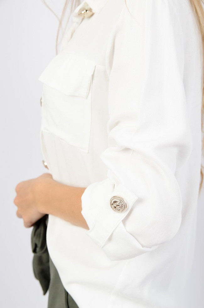 Biała koszula z guzikami