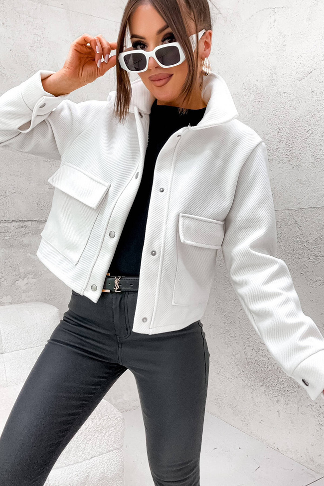 KRÓTKA KURTKA Z KIESZENIAMI ZAPINANA NA NAPY- ECRU