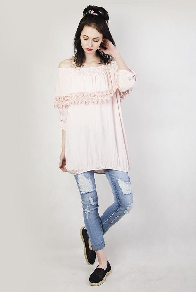 Jasnoróżowa przedłużana bluzka z falbaną przy dekolcie