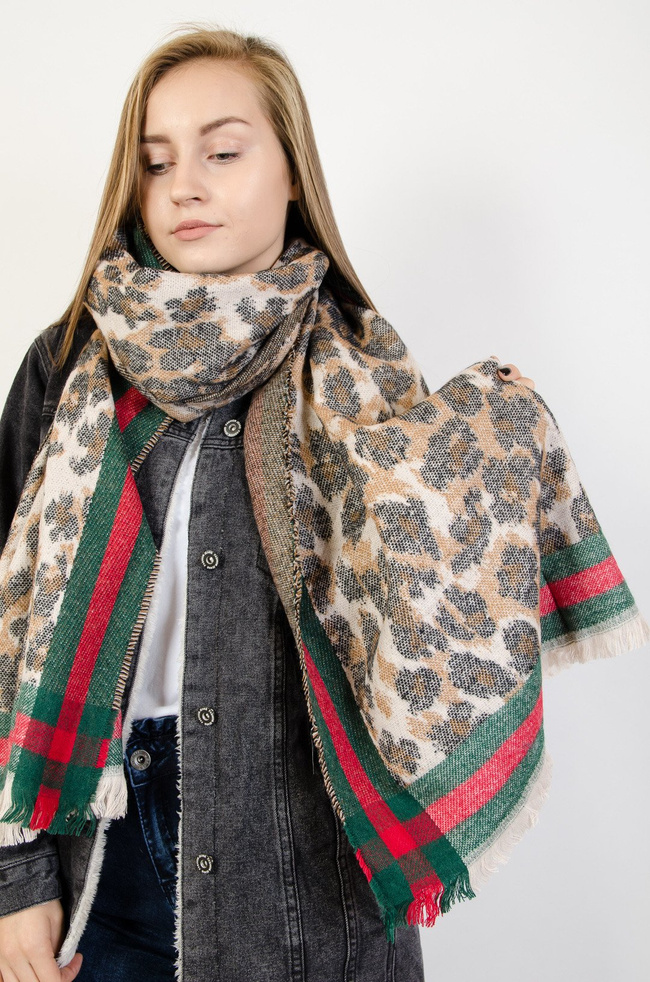 Beżowy szal w cętki z czerwono zielonym pasem 