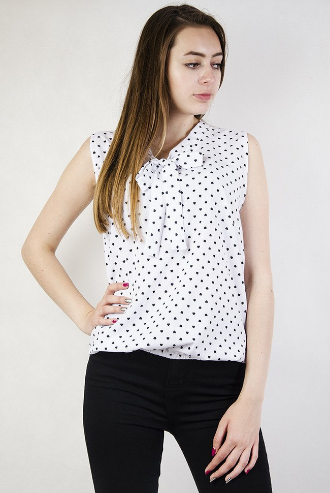Biała, zwiewna bluzka w czarne serduszka