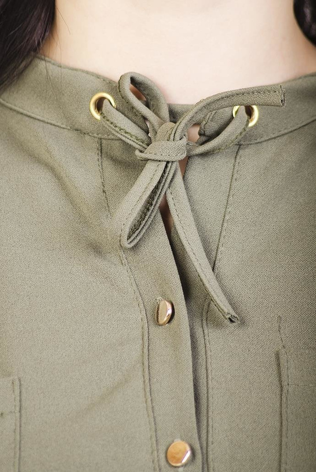 Asymetryczna sukienka zielona z wiązaniem przy szyi oraz w talii