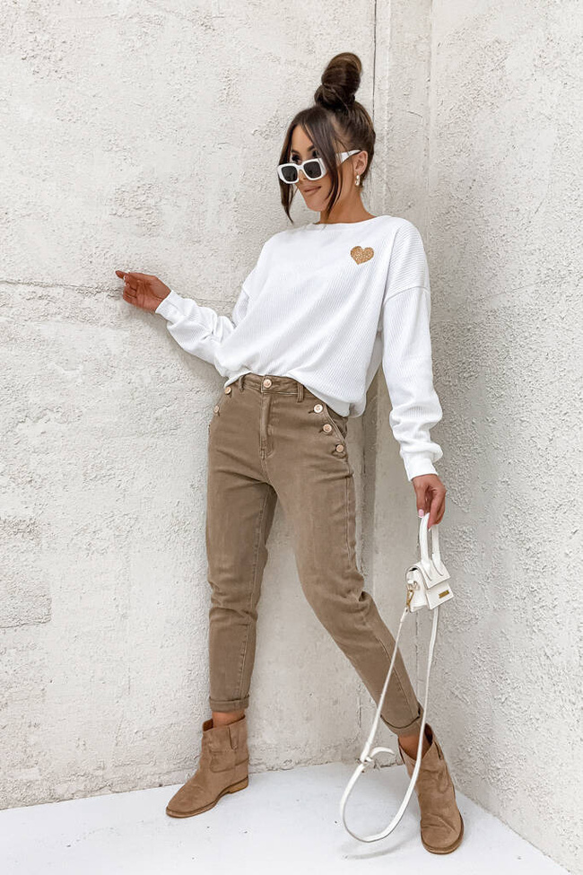 SPODNIE MOM FIT Z OZDOBNYMI GUZIKAMI NA KIESZENIACH - BEŻOWE