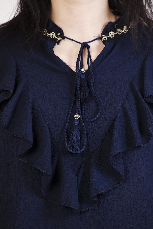 Granatowa bluzka z falbanką i wiązaniem przy szyi