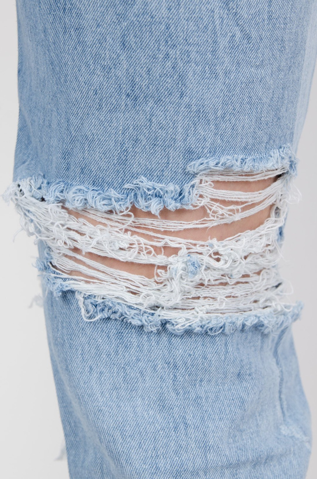 Jeansowe ogrodniczki z dziurami