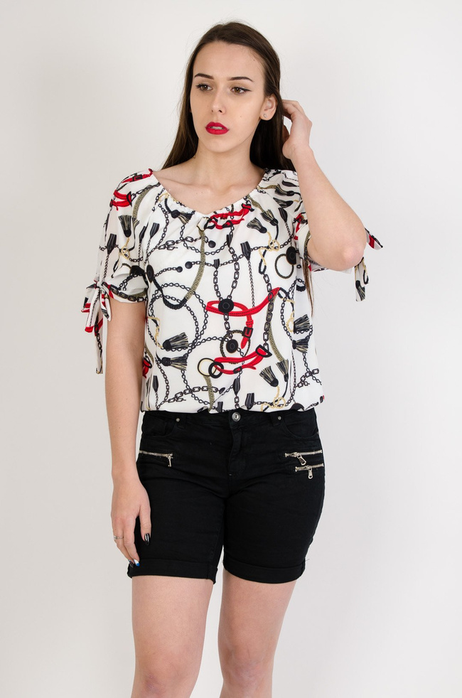 Biała bluzka z gumą na dole i wzorem pasków oraz łańcuszków