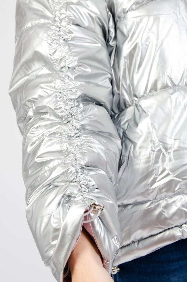 Srebrna metaliczna bomberka z dwukolorowym futerkiem