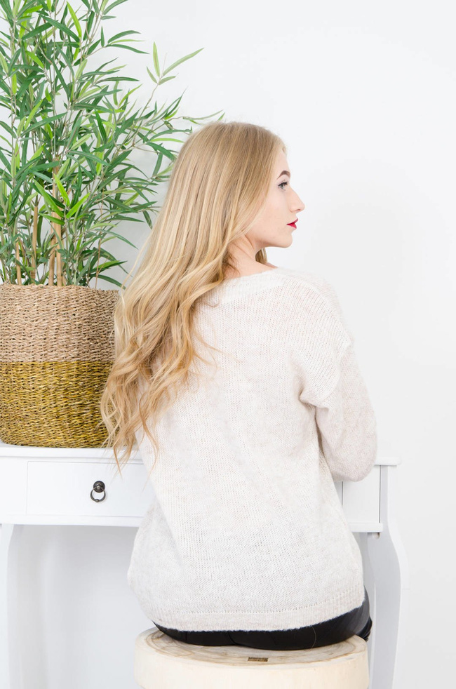 BEŻOWY LUŹNY SWETER Z DEKOLTEM W SZPIC