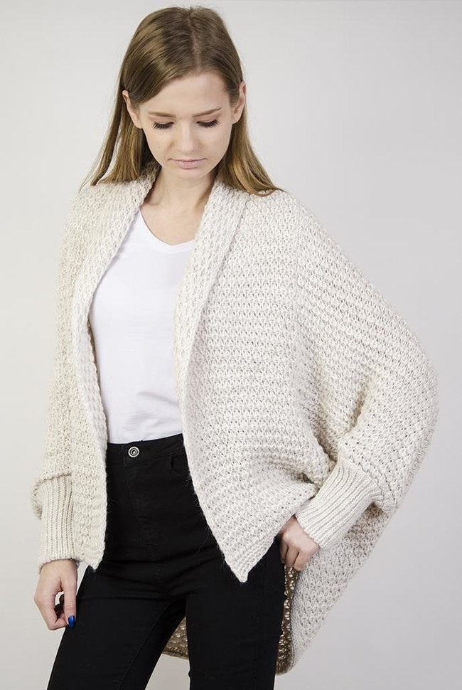 Beżowy kardigan typu "nietoperz"