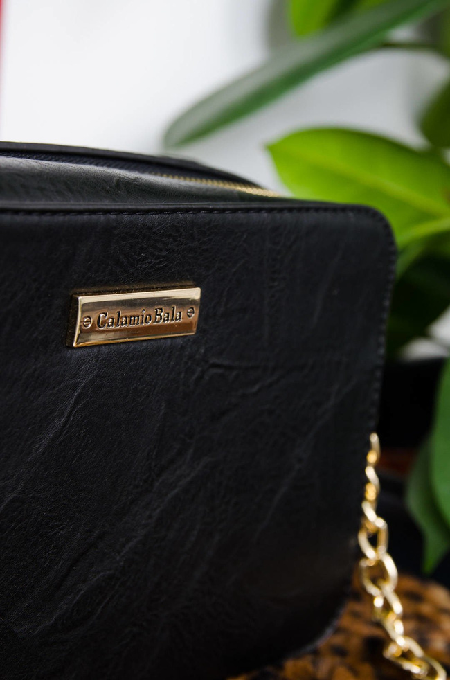 CZARNA TOREBKA TYPU KUFEREK NA ZŁOTYM ŁAŃCUSZKU