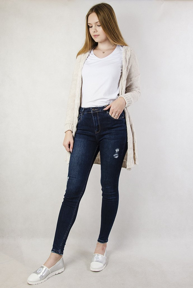 Beżowa narzuta sweterkowa, z plecionym warkoczem