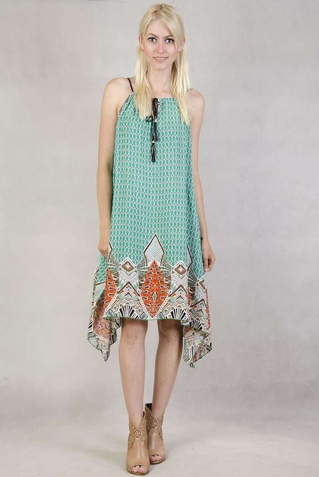 Wzorzysta sukienka z dłuższymi bokami zielona