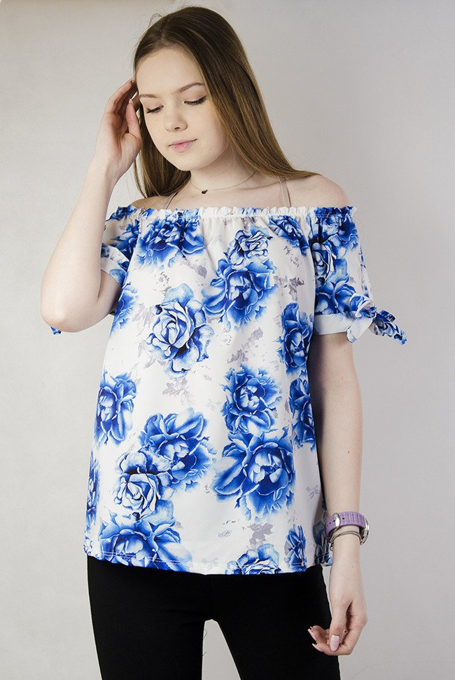 Biała bluzka hiszpanka w niebieskie kwiaty