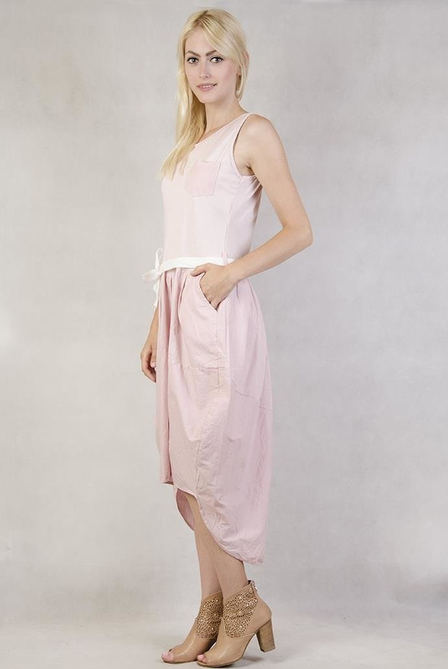 Różowa sukienka wiązana w pasie z przedłużanym tyłem