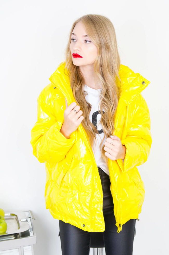 ŻÓŁTA WINYLOWA KURTKA Z KAPTUREM OVERSIZE