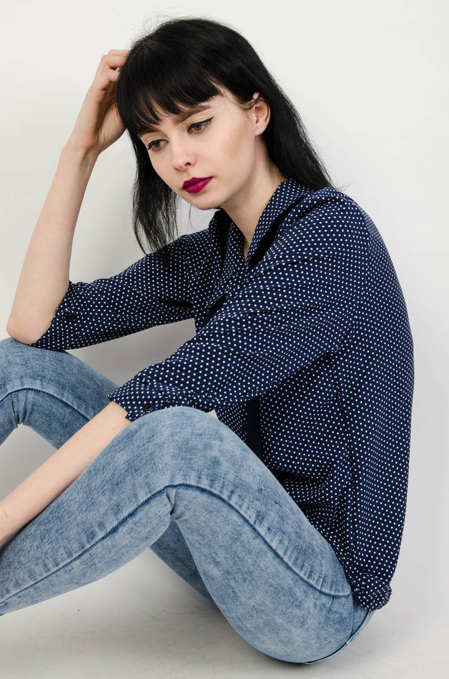 Granatowa bluzka w białe kropki z kokardą