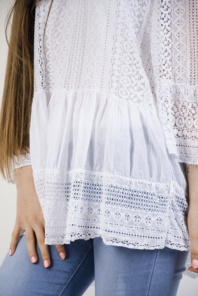 Biała ażurowa bluzka z falbanką na dole