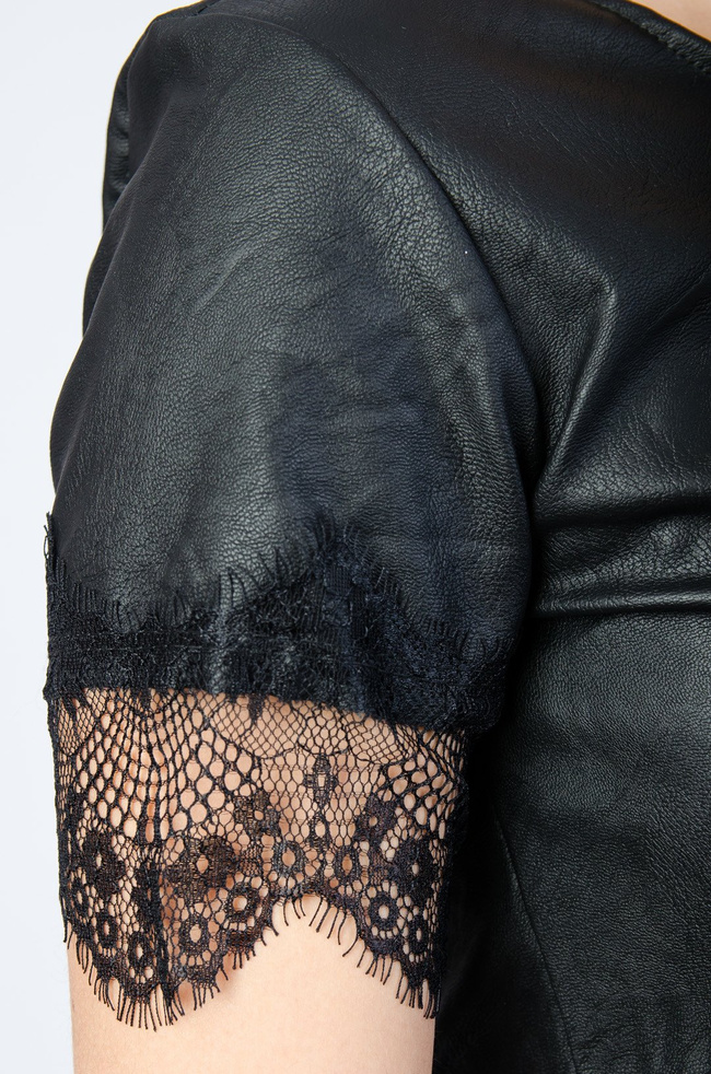 Czarna woskowana sukienka z koronką