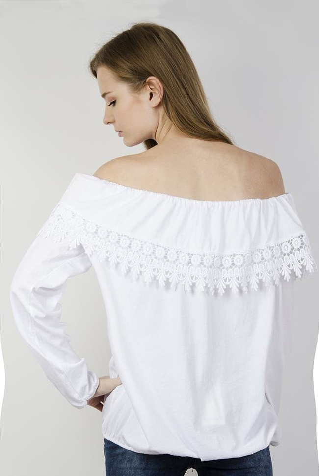 Biała bluzka z hiszpańskim dekoltem i zdobieniami