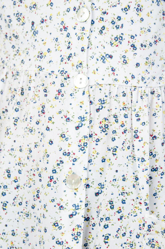 Biała sukienka w kwiaty zapinana na guziki