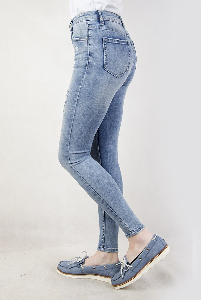 Jasne spodnie jeansowe z przetarciami