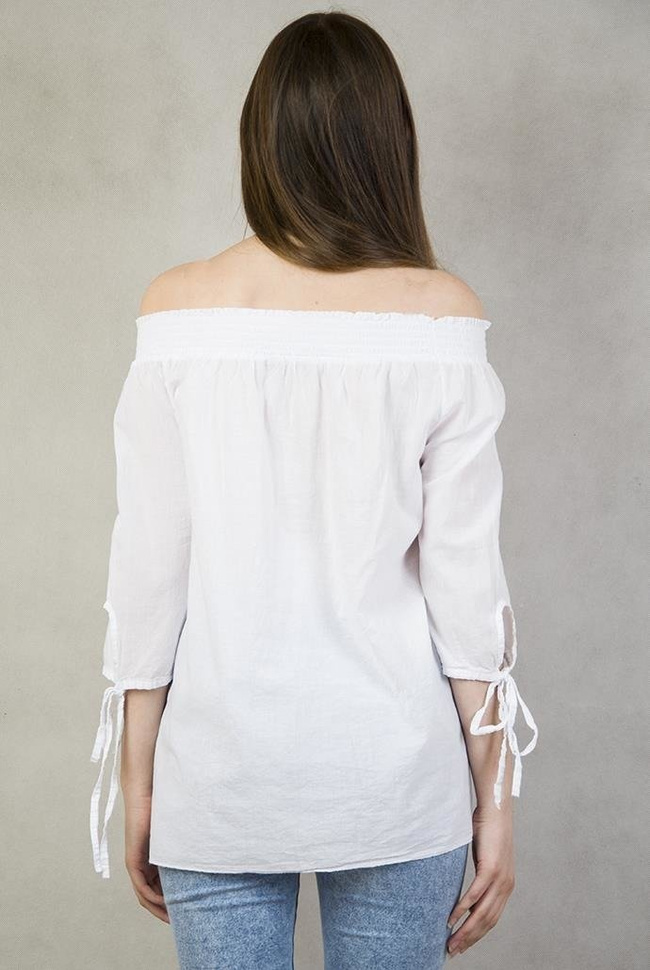 Biała bluzka z granatowym haftem