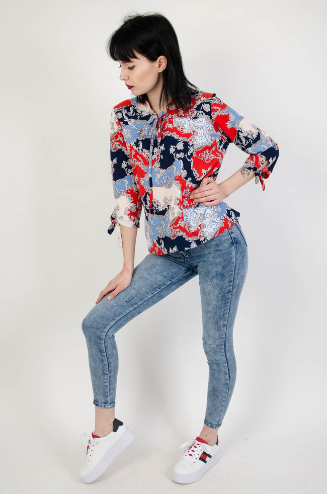 Wzorzysta bluzka z wiązaniem przy dekolcie