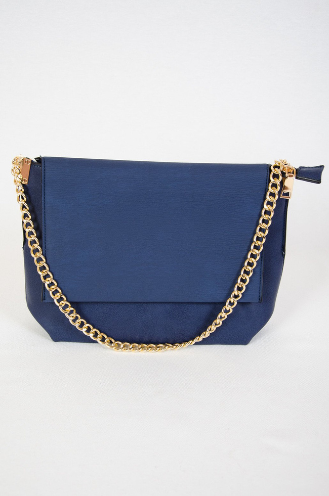 Granatowa kopertowa torebka na złotym łańcuszku