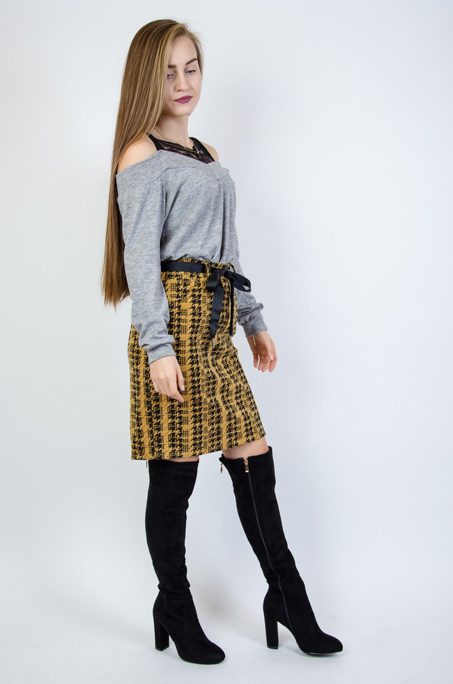Musztardowa spódnica w pepitkę wiązana wstążką w pasie 