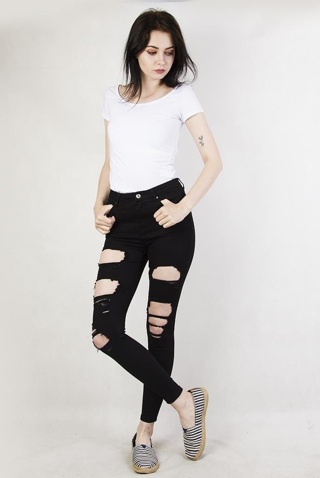 Czarne spodnie jeansowe z dziurami i wysokim stanem