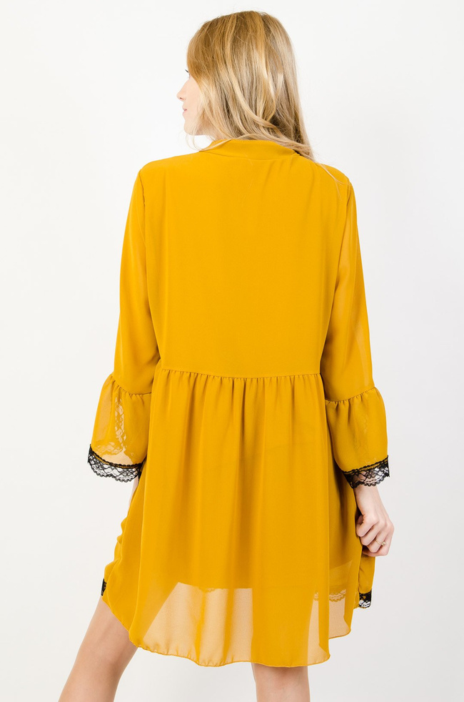 Musztardowa sukienka delikatnie rozszerzana z koronką