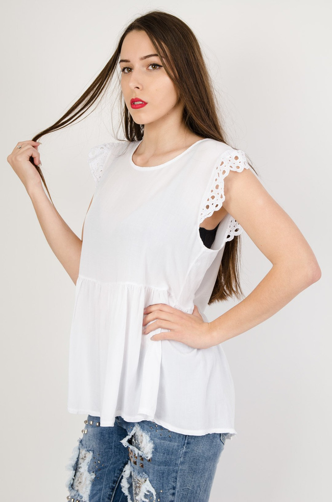 Biała bluzka z rozszerzanym dołem i ażurowymi rękawami
