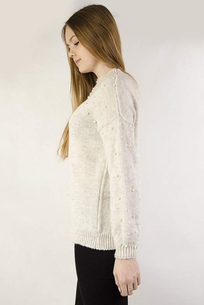 Beżowy sweter z perełkami