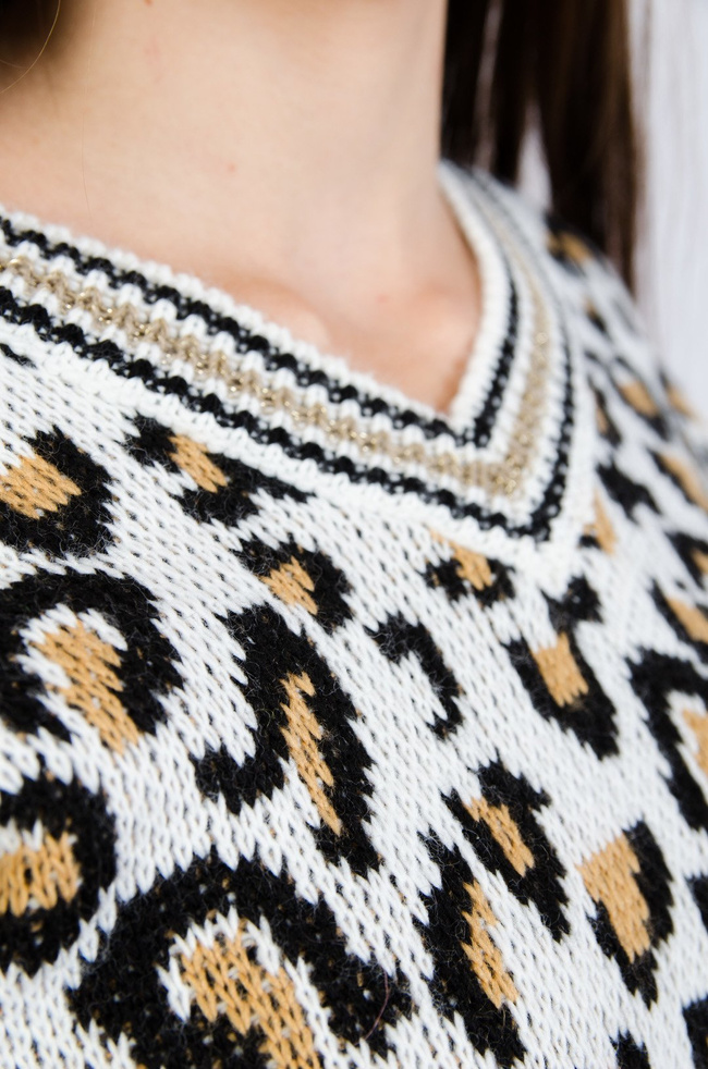 Biały sweter w panterkę 