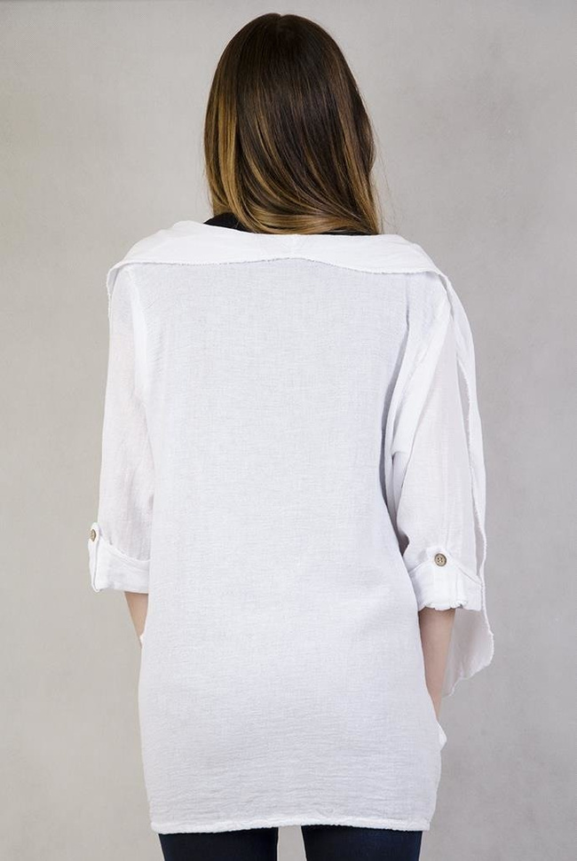 Biała narzuta z kieszeniami i podwijanymi rękawami