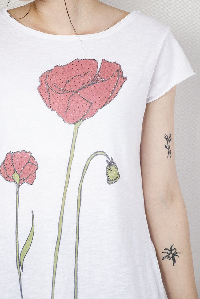 Biała bluzka z makami