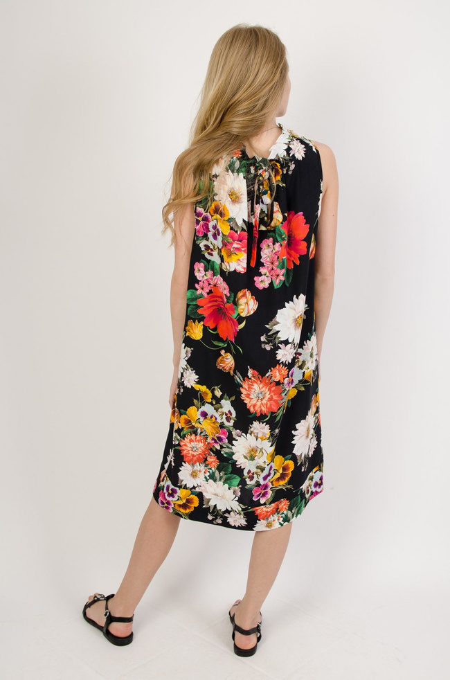 Czarna sukienka w kwiaty wiązana przy szyi