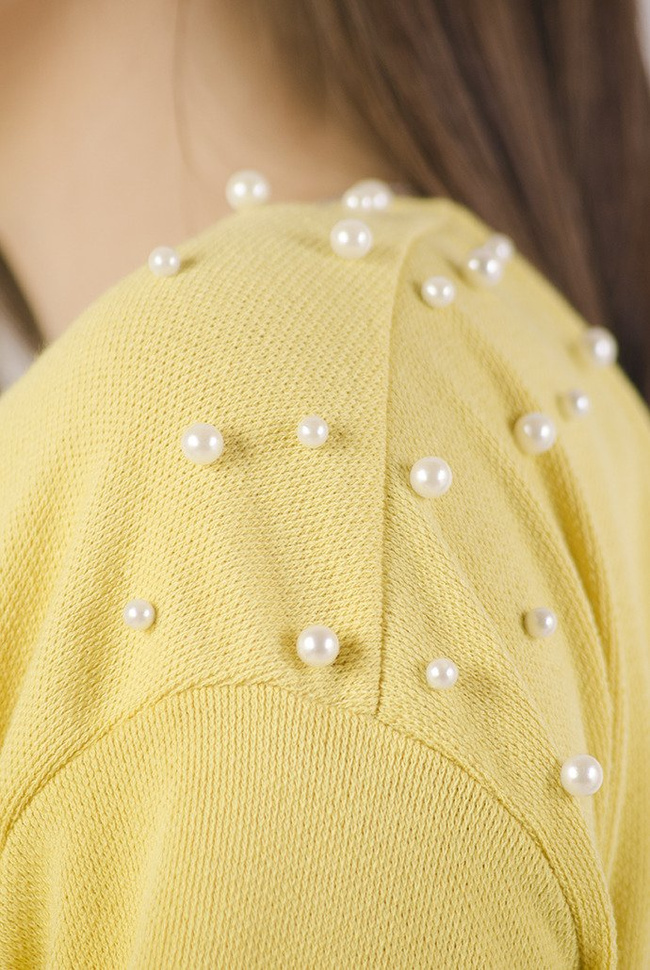 Żółta asymetryczna tunika z perełkami oraz wycięciem na plecach