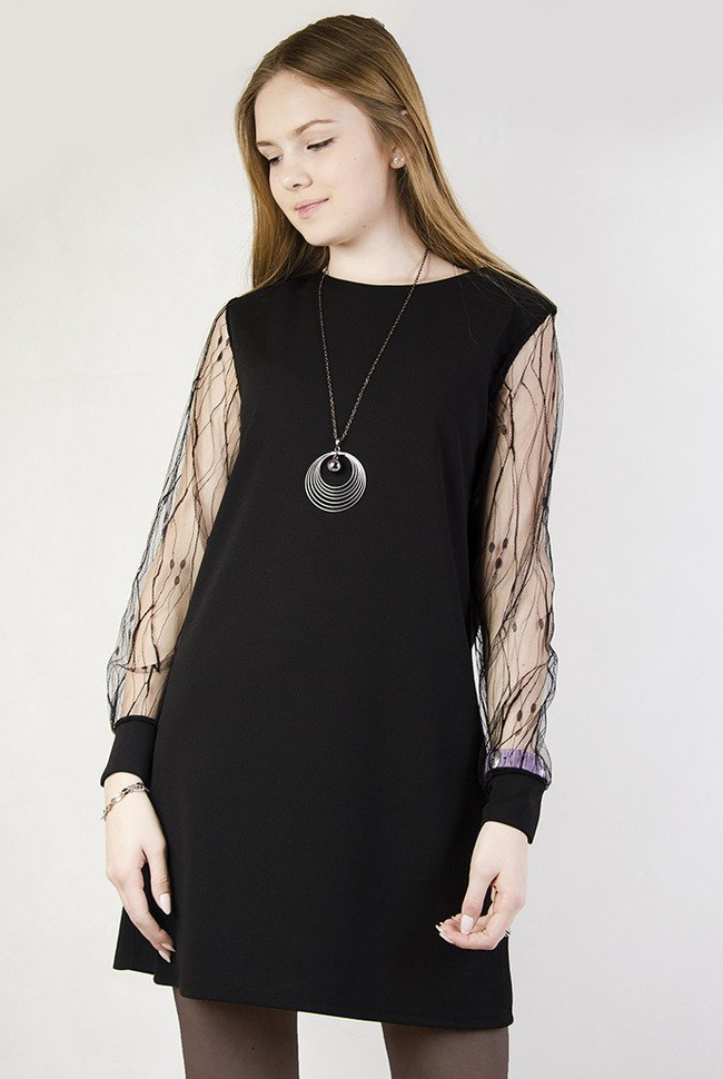 Czarna sukienka z transparentnymi rękawami i wisiorkiem