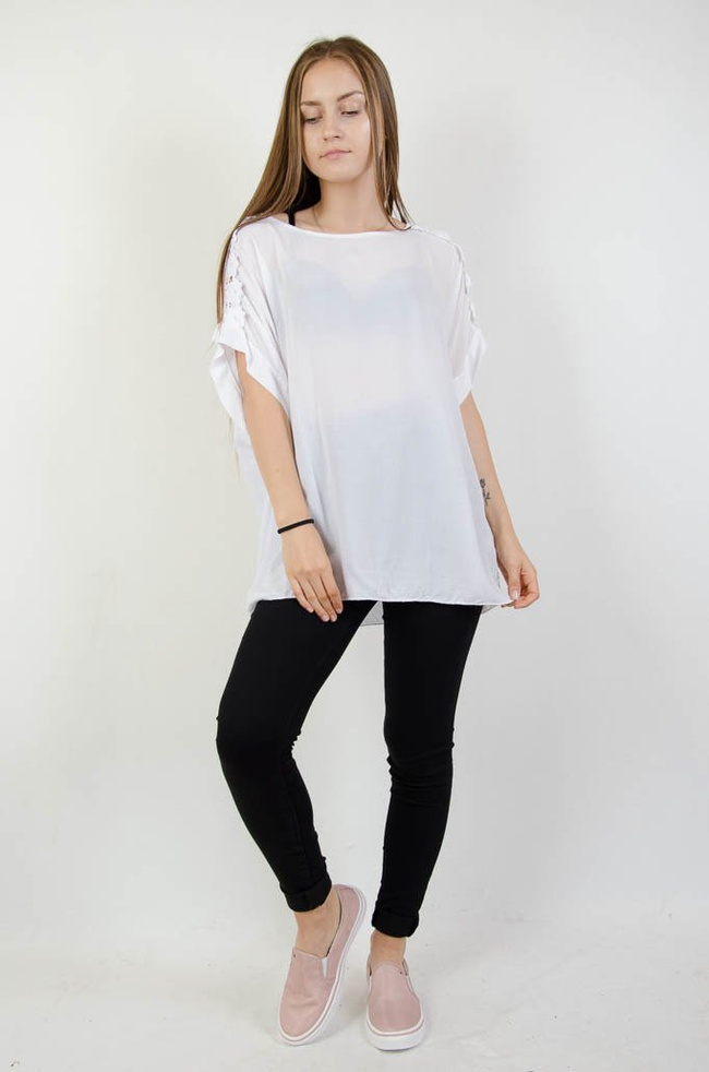 Biała bluzka oversize z ażurowymi wstawkami na ramionach