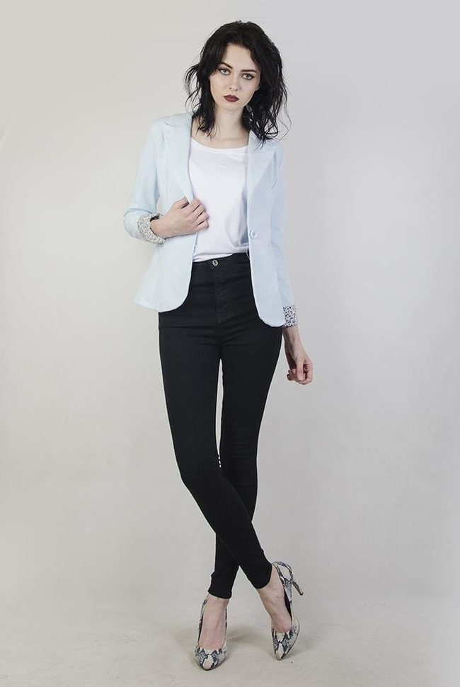 Jasnoniebieska marynarka z kwiatowymi wstawkami