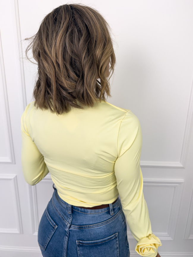 BLUZKA Z OZDOBNYMI KWIATAMI NA RĘKAWACH- ŻÓŁTA