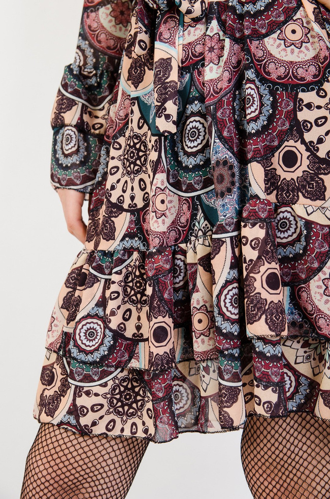 Wzorzysta sukienka z wiązaniem w pasie,falbaną na dole oraz rękawach