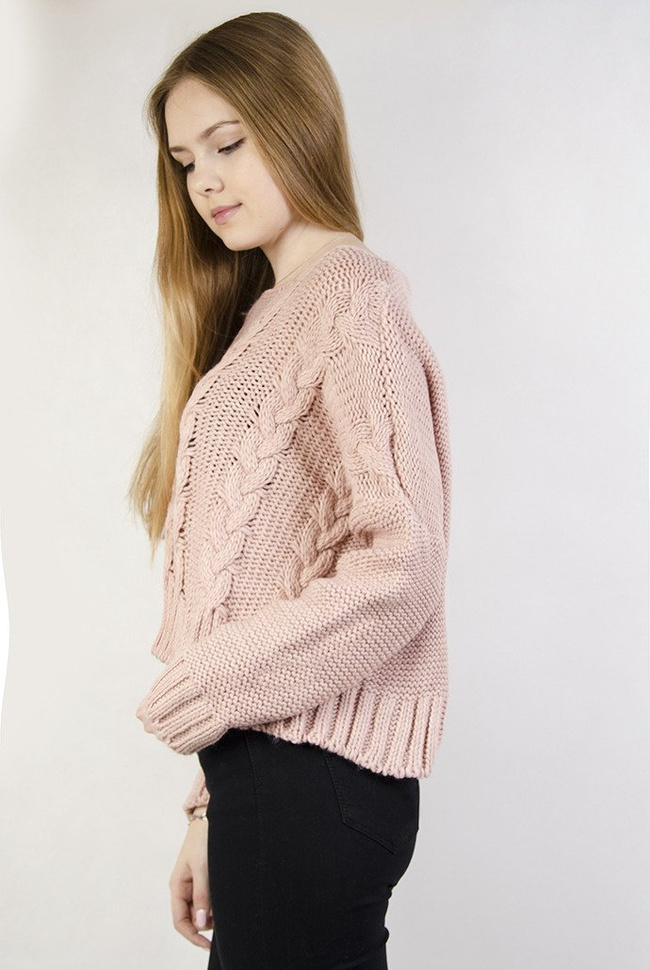 Krótki różowy sweter z przeplatanymi warkoczami.