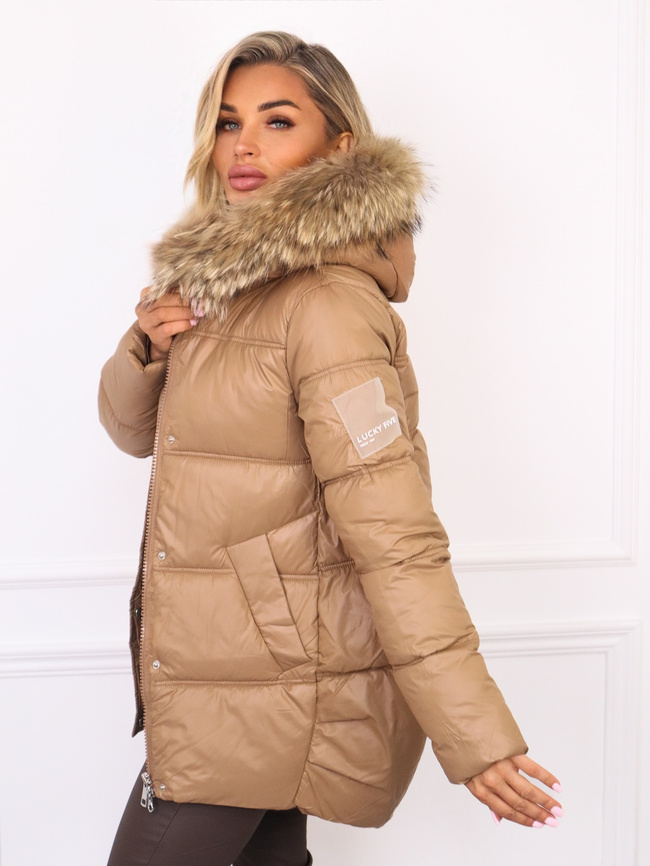 KURTKA ASYMETRYCZNA Z NASZYWKĄ NA RĘKAWIE I FUTERKIEM- BRĄZOWA