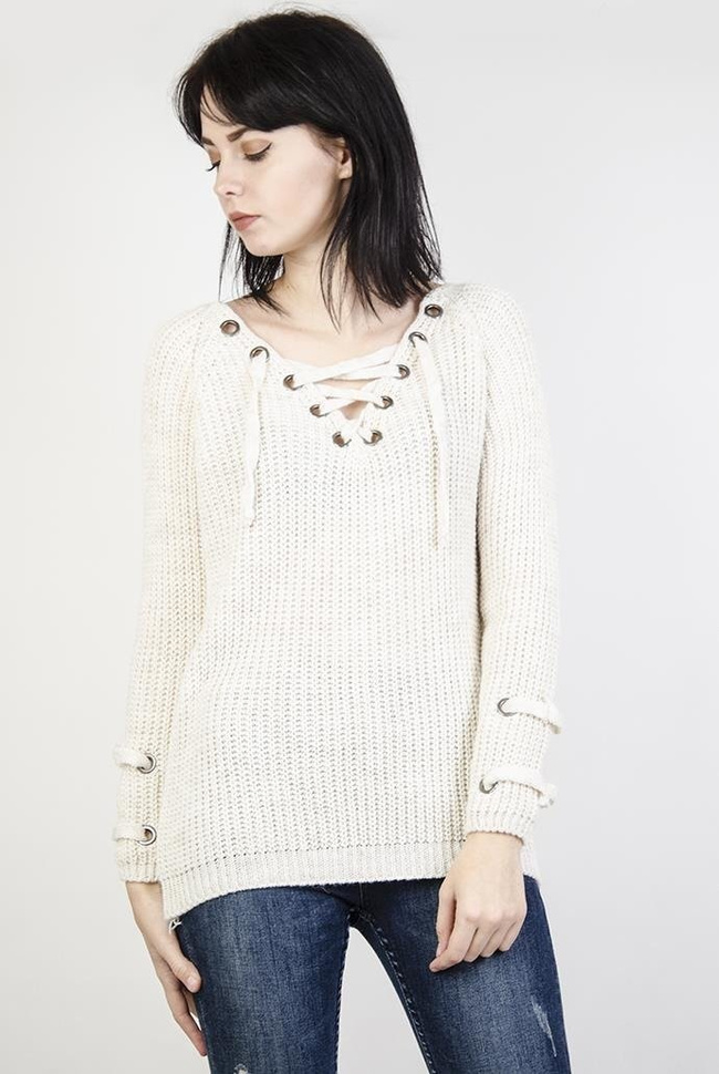 Beżowy sweter z wiązaniem w dekolcie