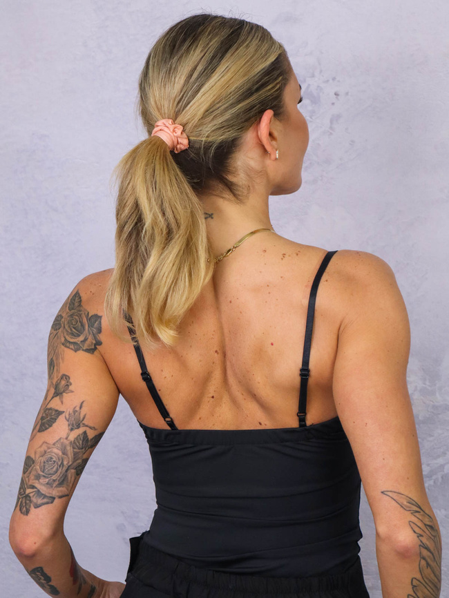 USZTYWNIANY TOP NA RAMIĄCZKACH- CZARNY