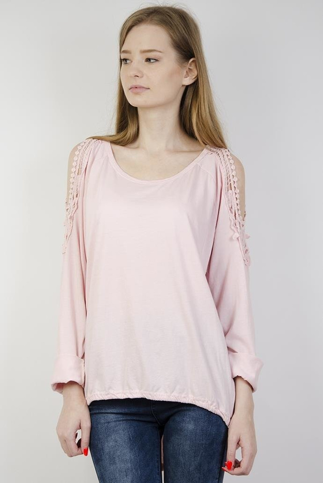 Jasnoróżowa bluzka z wycięciami i ażurowymi wstawkami