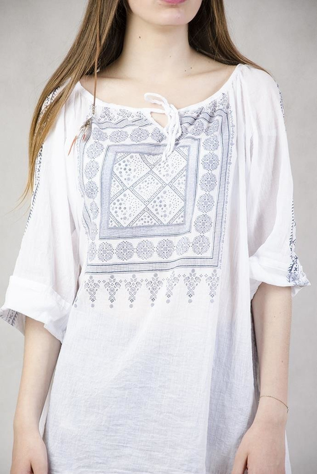 Biała bluzka w niebieskie wzory