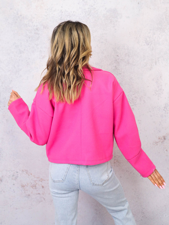  KRÓTKI PŁASZCZ Z KOŁNIERZEM I OZDOBNĄ BROSZKĄ- RÓŻOWY